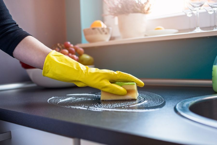 Отмыть столешницу на кухне: все способы очистить пятна